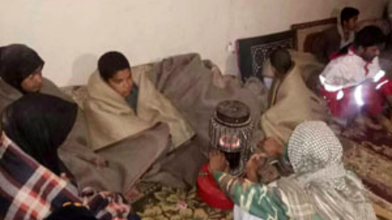 نجات هفت دانش آموز گرفتار سیلاب در دلگان