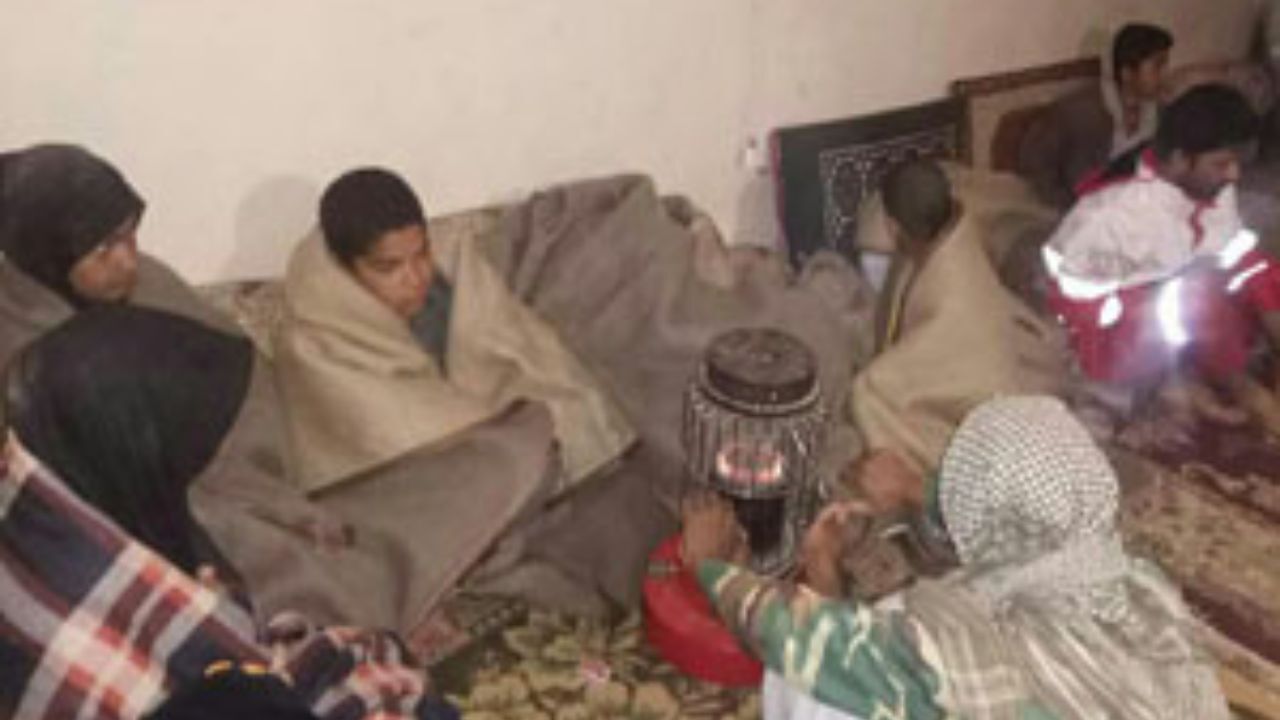 نجات هفت دانش آموز گرفتار سیلاب در دلگان