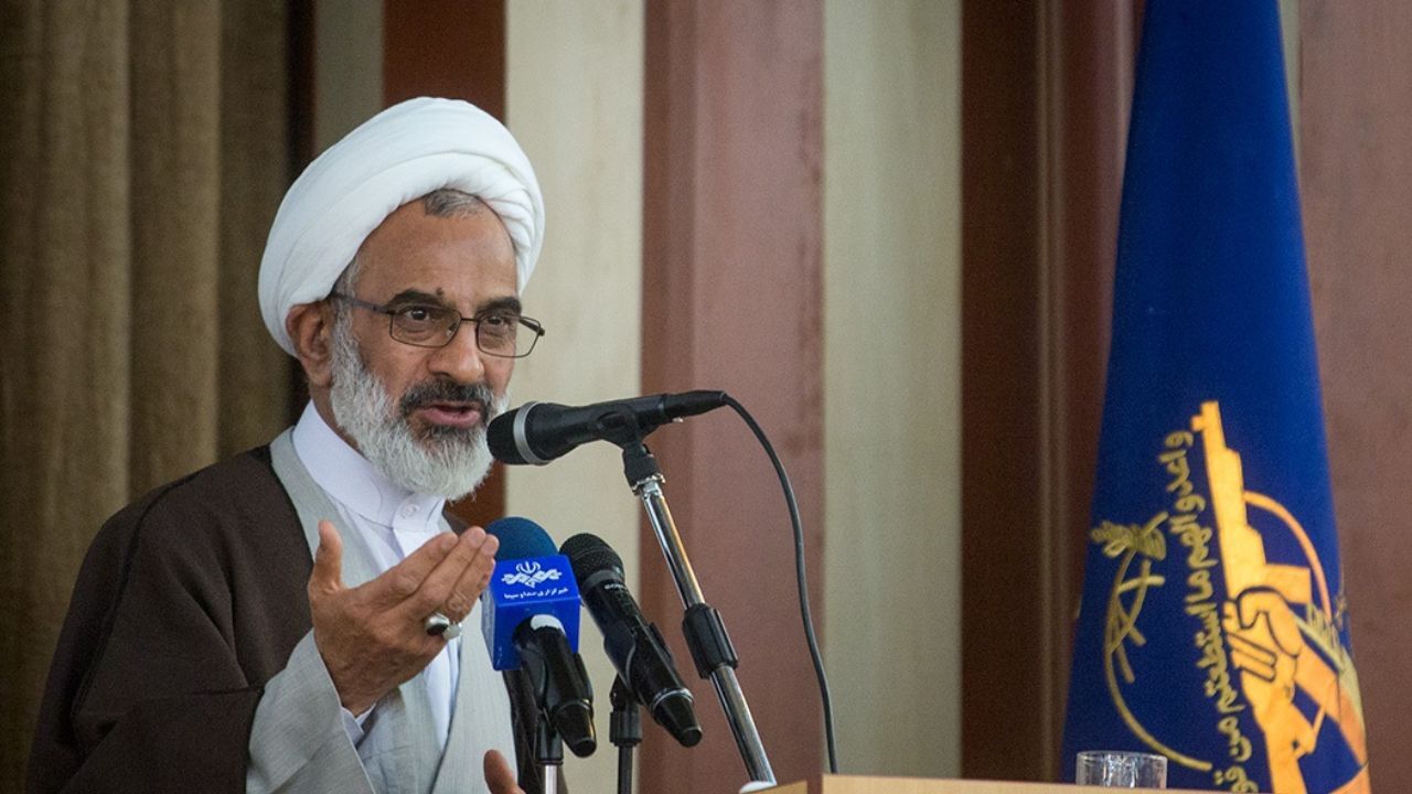اعتماد به دشمن آتش مشکلات را بیشتر می‌کند/ اگر به دشمن تکیه کردیم دیگر نباید از خدا انتظاری داشته باشیم/ مسئولان خدمت به مردم را فریضه و راه برون رفت از مشکلات بدانند