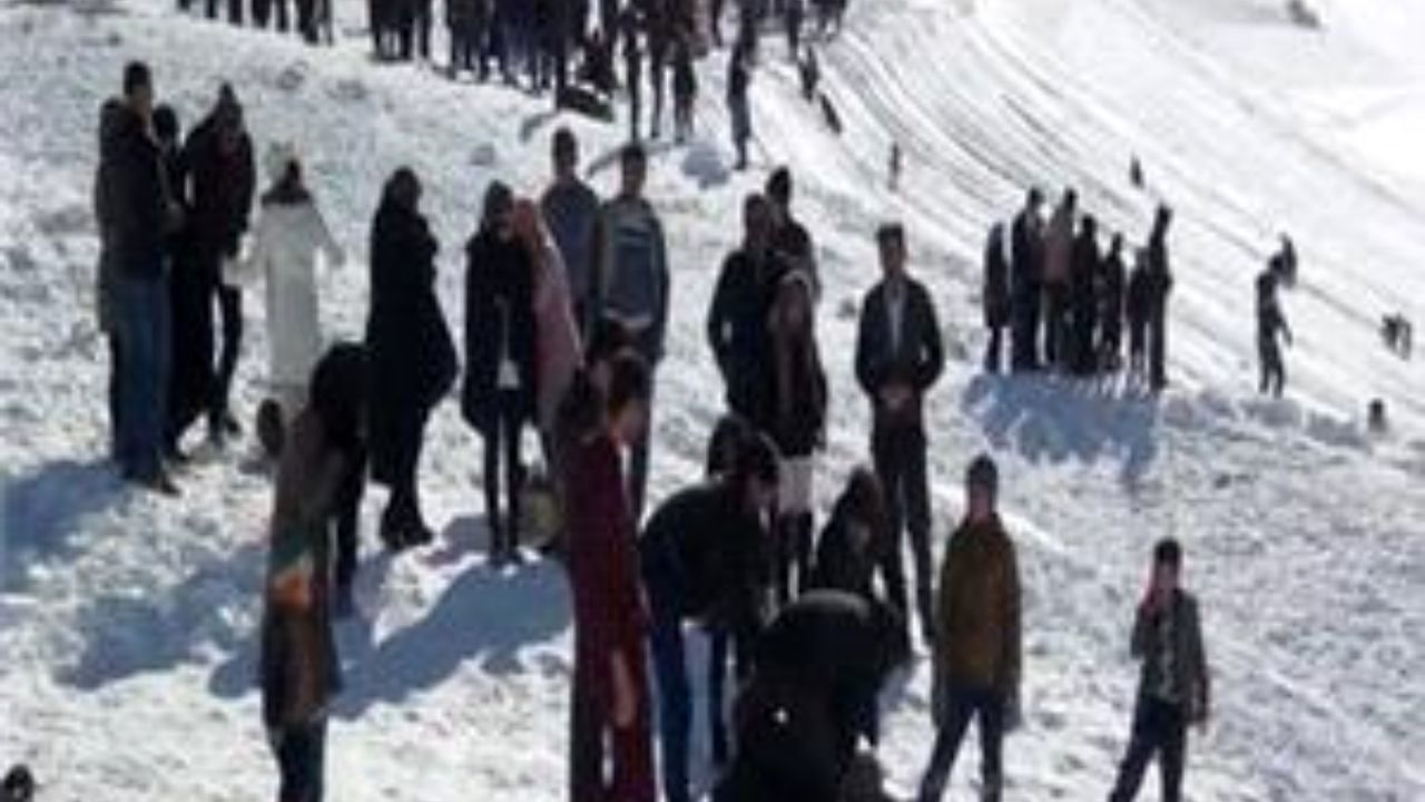 تفریح زمستانی گردشگران در طبیعت برفی گلستان کوه خوانسار