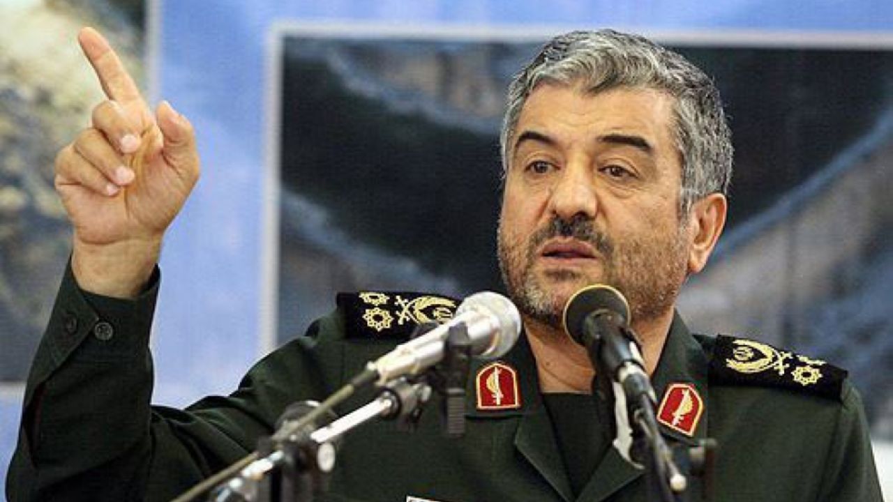 بنی‌صدر با دیدگاه لیبرالی ابتدای جنگ فقط حرف از مذاکره با دشمن می‎زد/ نفوذی‌ها در سیستم اداری کشور، برای مردم مشکل ایجاد می‌کنند/ نقش مردم برای برون‌رفت از مشکلات بی‌بدیل است