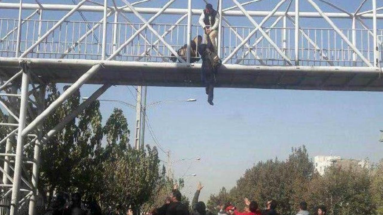 اقدام به خودکشی از بالای بیلبورد + ویدئو