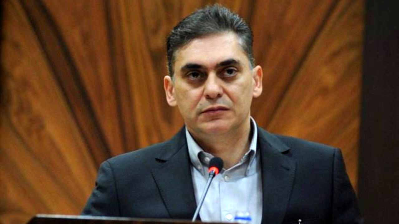 سطح‌بندی صادرکنندگان بازار را متشنج خواهد کرد/ روش‌های اختراعی همتی برای بازار ارز جواب نداد/ بانک مرکزی به جای کنترل بازار تقصیر را گردن صادرکننده می‌اندازد/ بازار ارز کشور با آزاد شدن واردات چند کالا به هم می‌ریزد