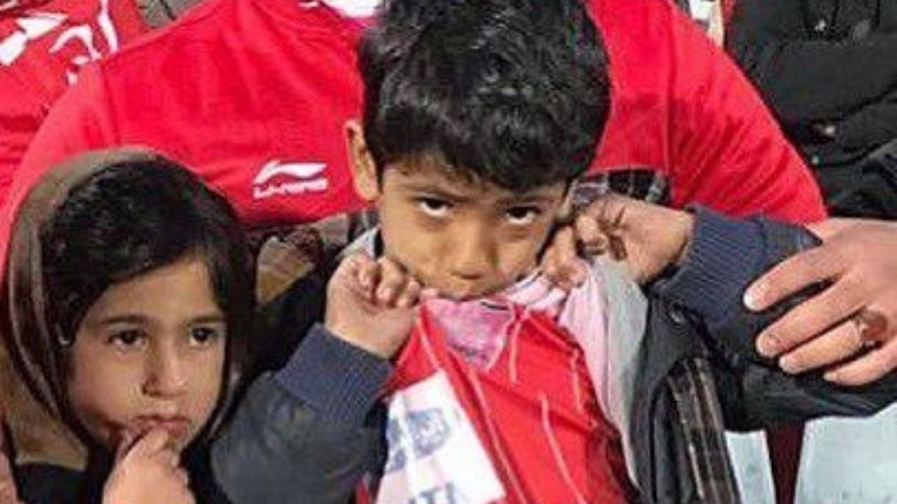بلیط رایگان بازی‌های پرسپولیس برای دو کودک فال‌فروش