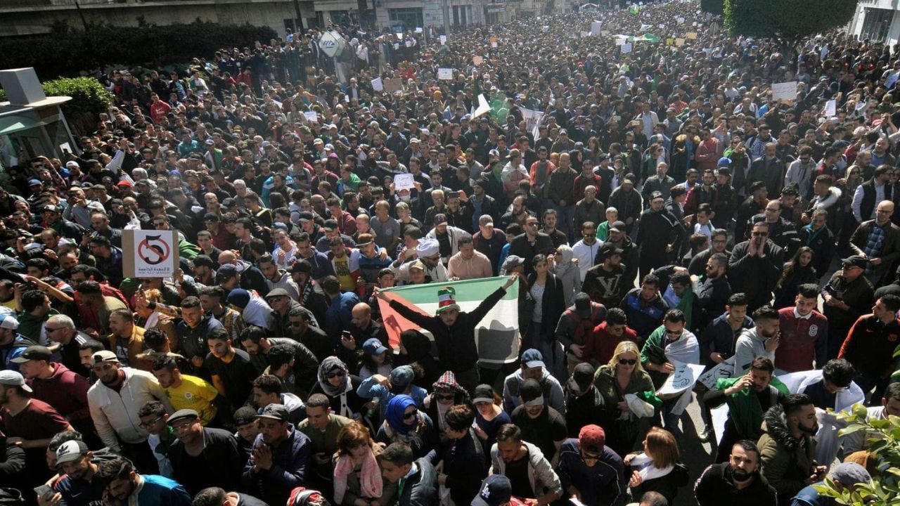 تظاهرات ده‌ها هزار نفر در الجزایر در اعتراض به نامزدی مجدد بوتفلیقه
