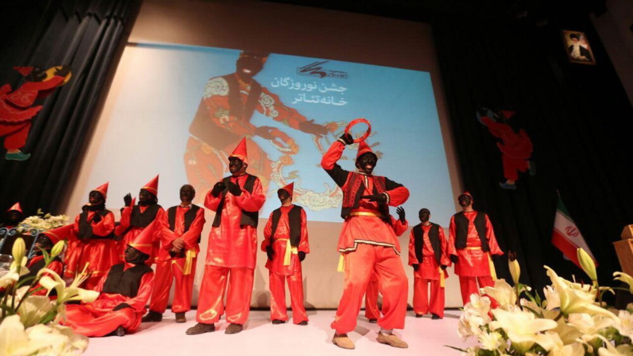 جشن نوروزگان در پایتخت با حضور حاجی فیروزها و هنرمندان تئاتر برگزار شد