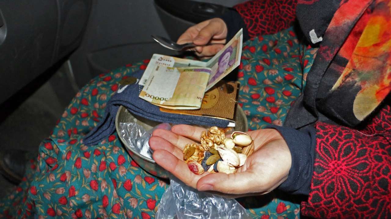 احیای سنت قاشق‌زنی در چهارشنبه‌سوری + ویدئو