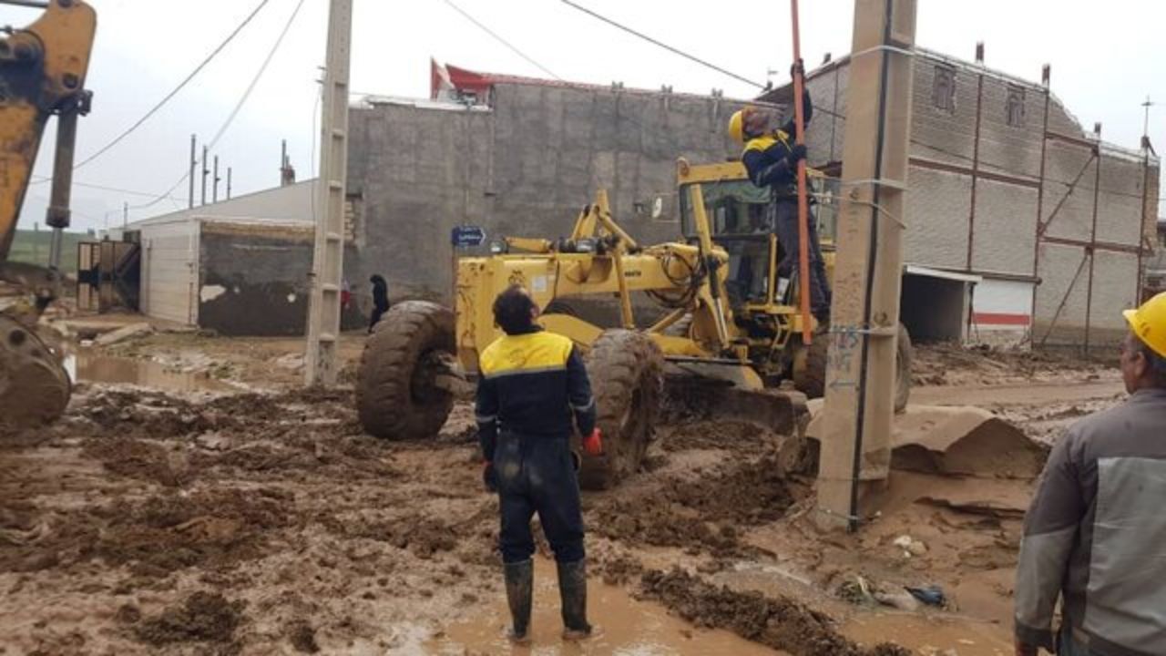 شهرداری تهران برای پاکسازی 600 خانه سیل‌زده پلدختر مامور شد
