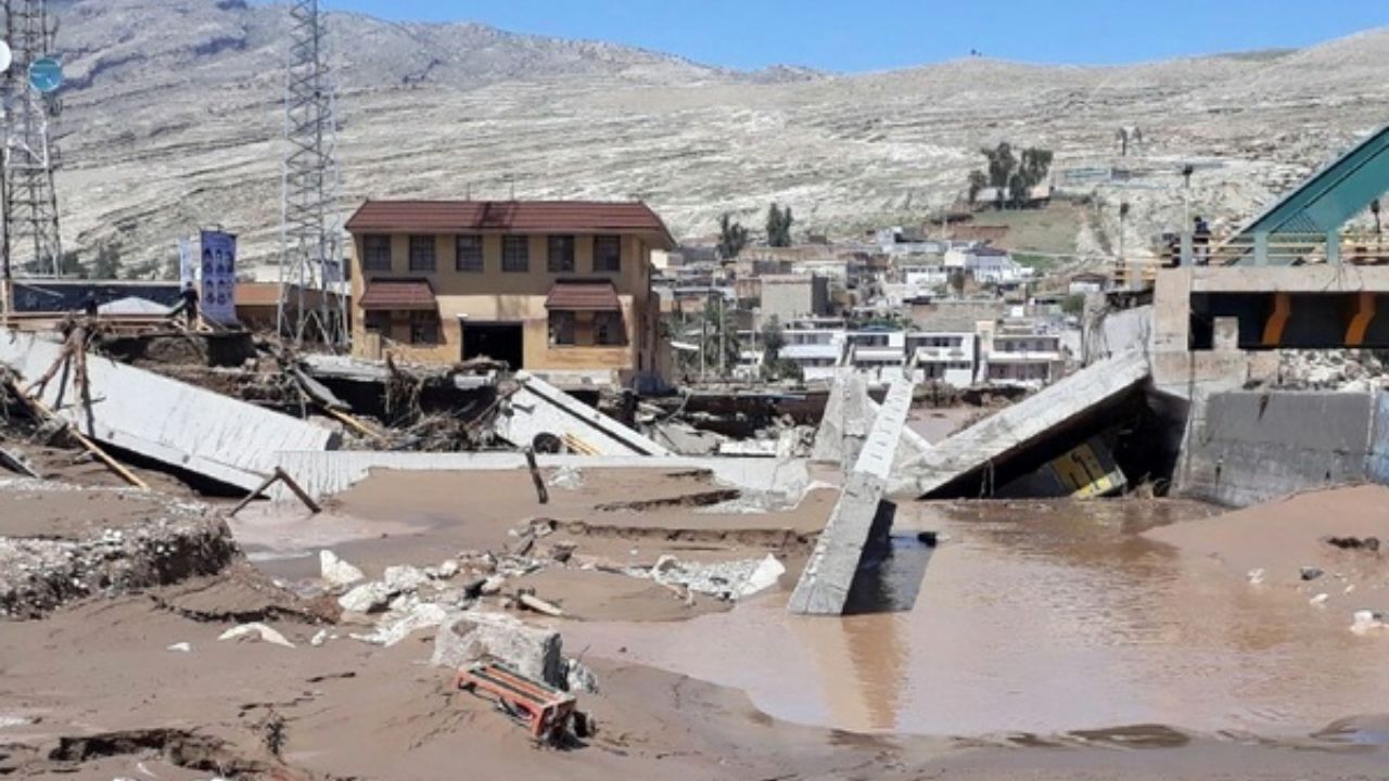 تیم‌های عملیاتی ویژه اورژانس در راه خوزستان/ برخی سیل‌زدگان منازلشان را تخلیه نمی‌کنند/ تعیین میزان خسارات سیلاب اخیر تهران تا پایان فروردین