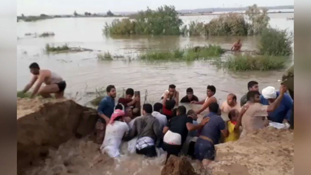 سیل‌بند انسانی مقابل سیل کرخه + ویدئو