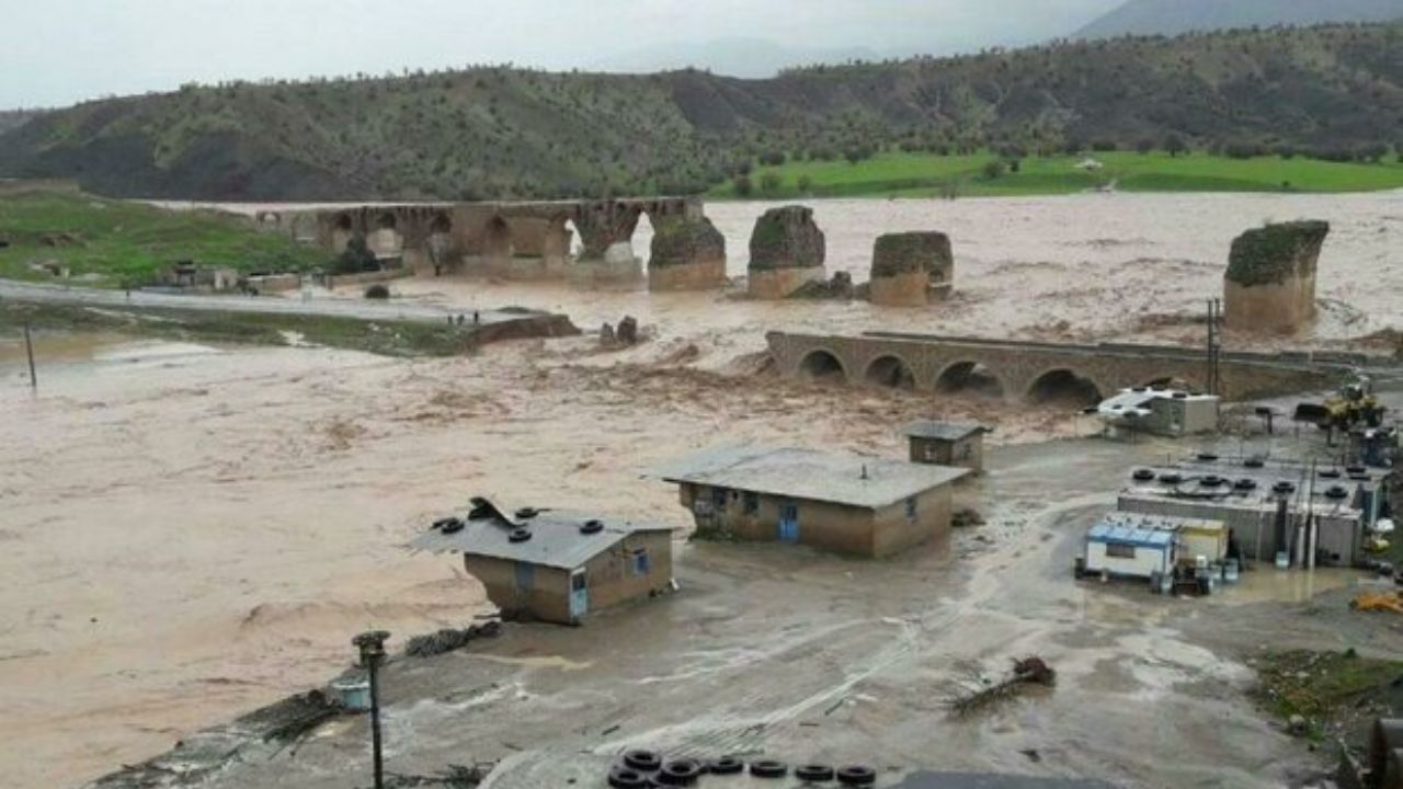 بازگشایی راه های 757 روستای سیل زده لرستان/ 113 روستای لرستان همچنان محصور سیل/ راهداران 19 استان در لرستان
