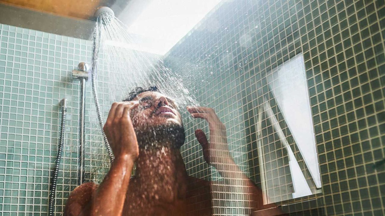 فواید شگفت‌انگیز دوش آب سرد برای بدن
