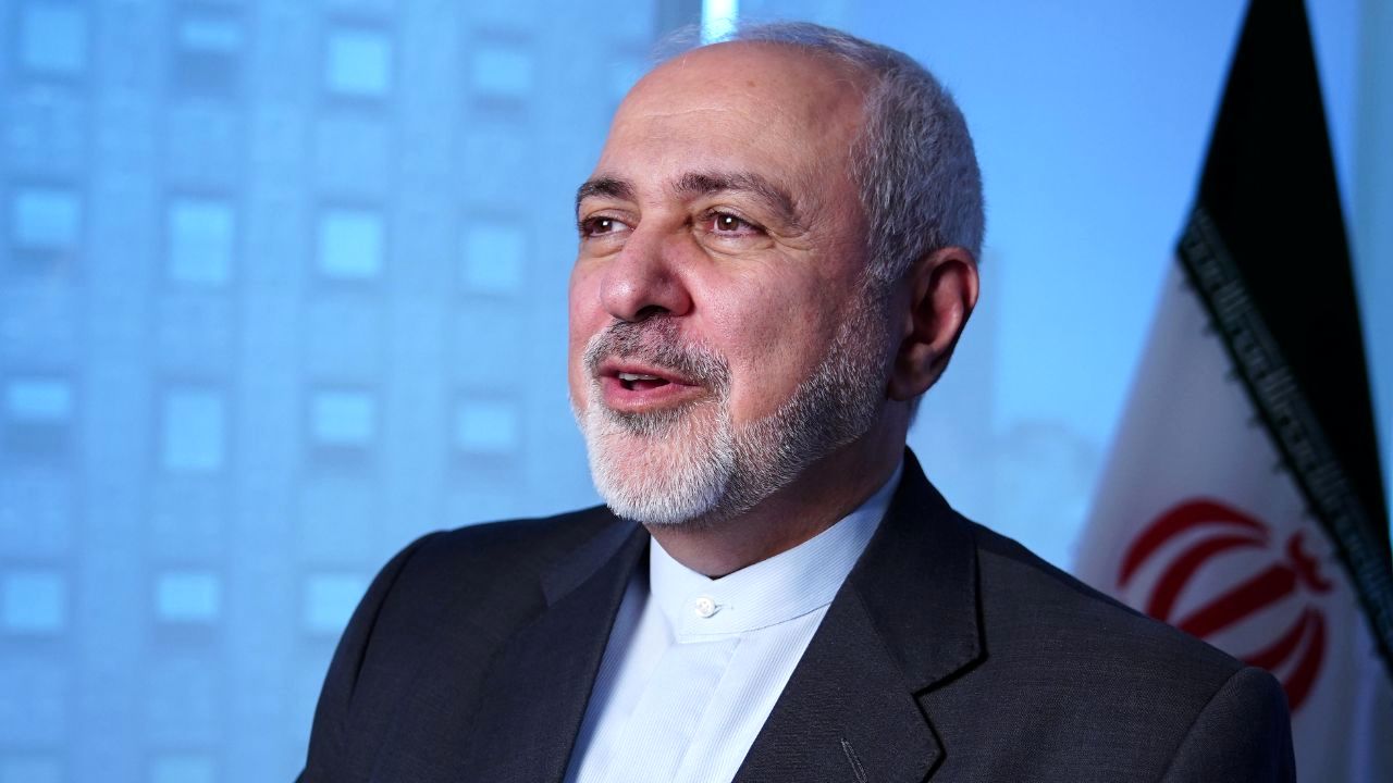 سلفی مجری معروف آمریکایی با ظریف + عکس