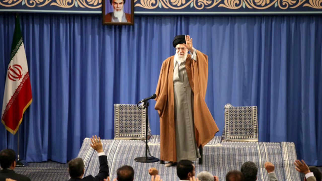 ملت متحد باشد توطئه‌های دشمن به ضرر خود او تمام خواهد شد/در مقابل آرایش جنگی دشمن علیه ملت ایران، ملت هم باید آرایش جنگی بگیرد