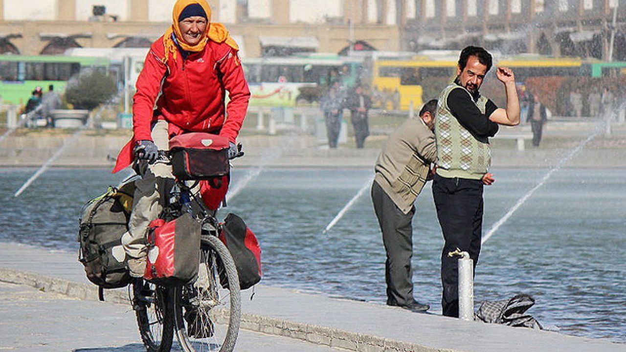 نیروای انتظامی با زنان دوچرخه‌سوار برخورد می‌کند