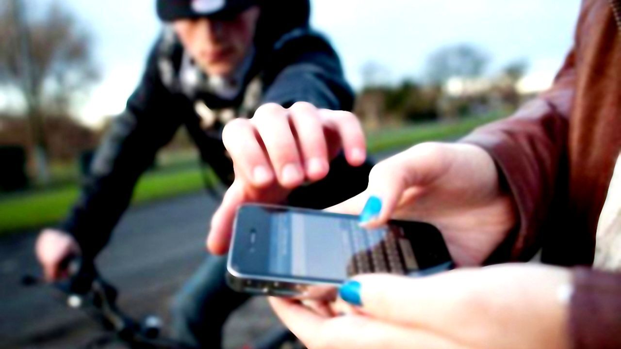 کشف 61 تلفن همراه از منزل یک موبایل‌قاپ