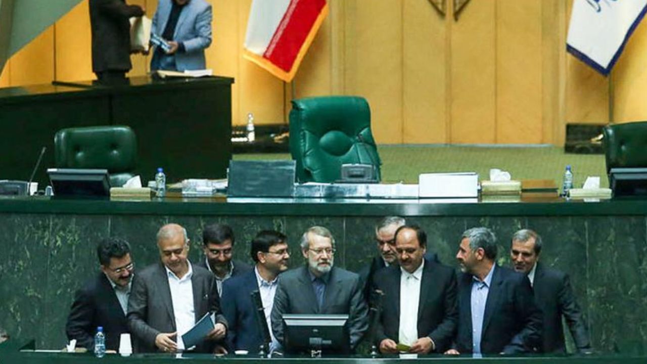 رایزنی مستقلین برای ابقا لاریجانی بر کرسی ریاست مجلس/ انصراف حاجی بابایی