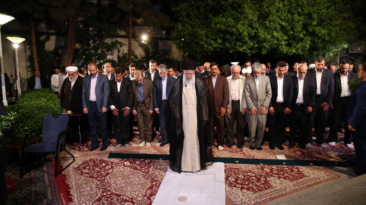 دیدار جمعی از شاعران و استادان زبان و ادب پارسی با رهبر انقلاب
