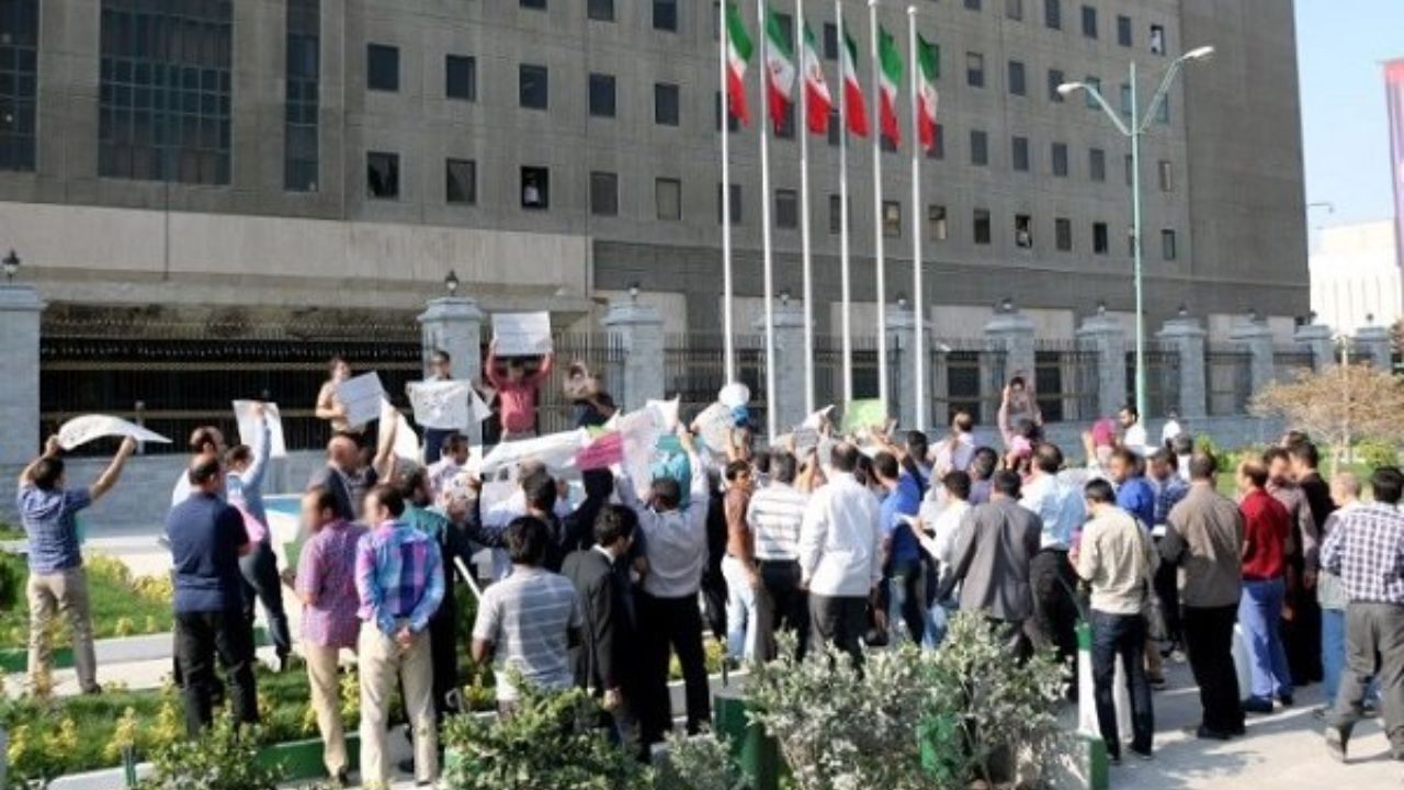تجمع مالباختگان پروژه مسکونی مجلس در مقابل مجلس