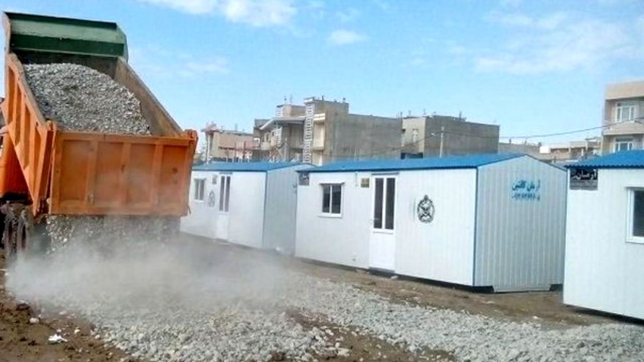 نیازی به استقرار سیل زد‌گان در کانکس نیست/ با معضل جمع‌آوری کانکس در کرمانشاه مواجهیم/ تا پایان امسال واحدهای احداثی و تعمیری را تحویل می‌دهیم