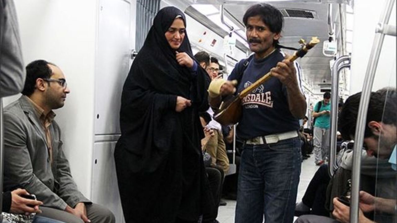 بازاری زیر زمین با موسیقی زنده
