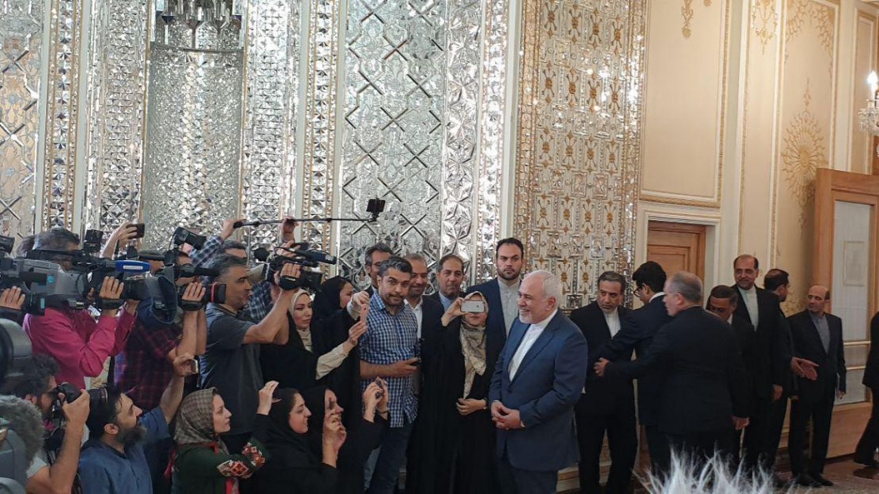 خوش‌و‌بش ظریف با خبرنگاران قبل از نشست خبری + ویدئو