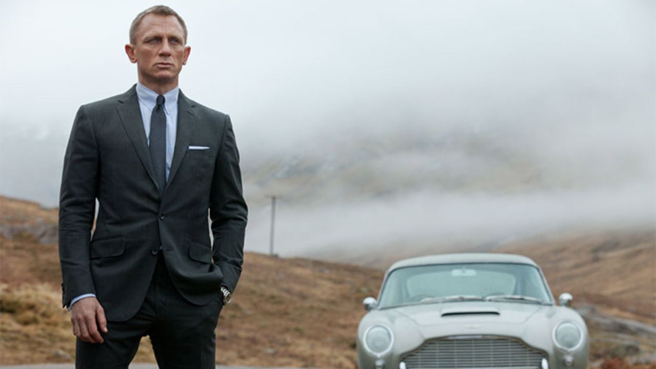 جیمز باند عصا به دست شد + عکس