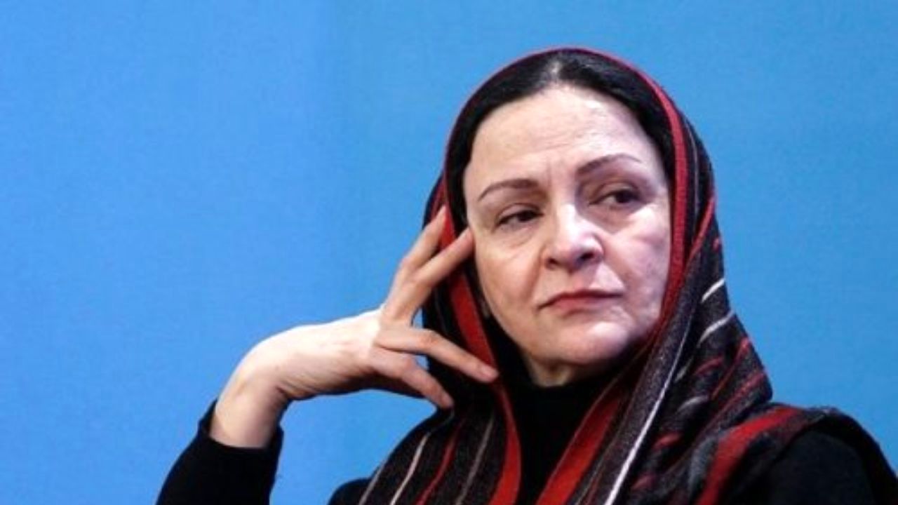 از گلاب ادینه در یک جشن تقدیر می‌شود