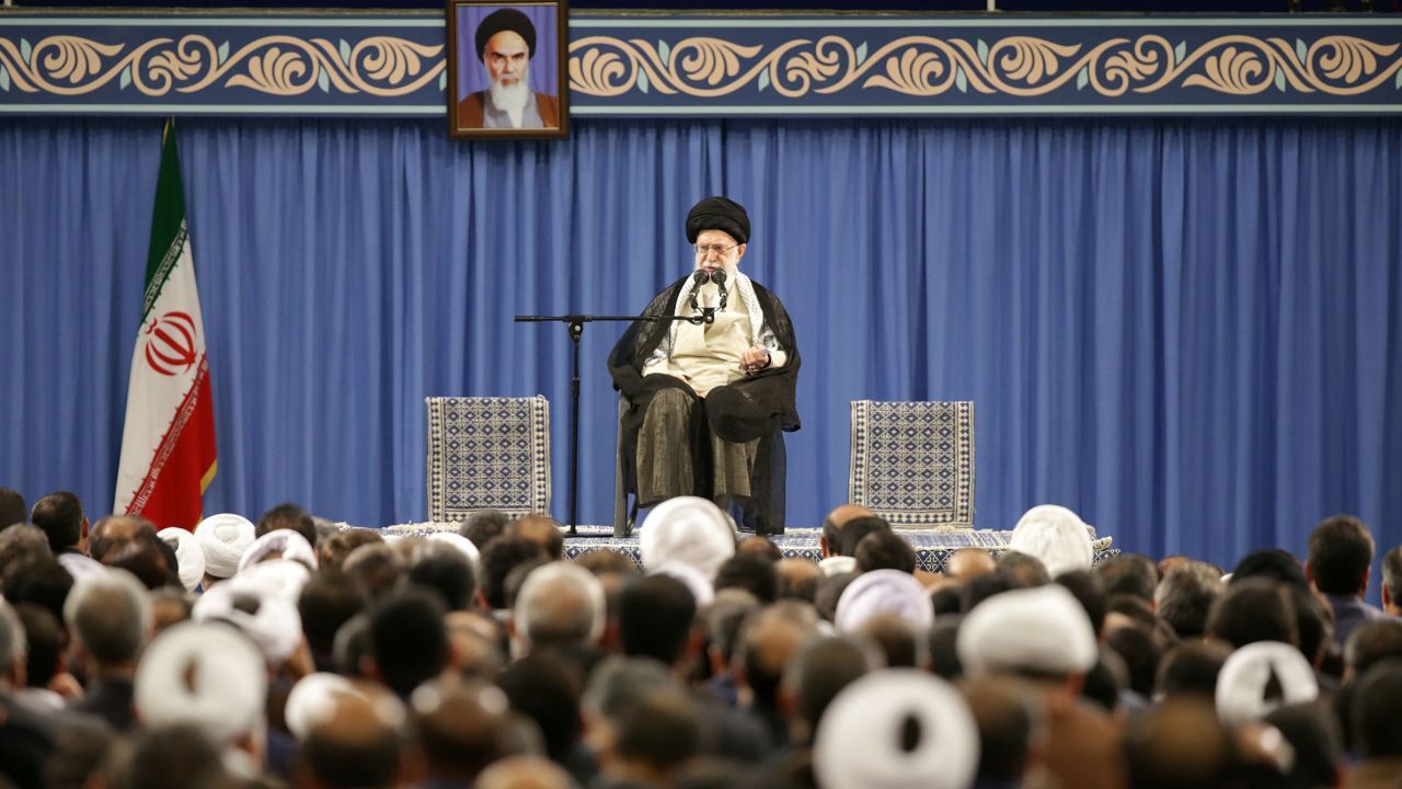 پیشنهاد مذاکره فریب آمریکا برای خلع سلاح و عوامل اقتدار ملت است/ تحول بدون برنامه امکان ندارد/ کاری کنید که تحول در قوه‌قضائیه ملموس شود/ عزت ملت ایران فقط مربوط به قضایای اخیر نیست/ 40 سال است که نمی‌توانند ملت ایران را به زانو دربیاورند
