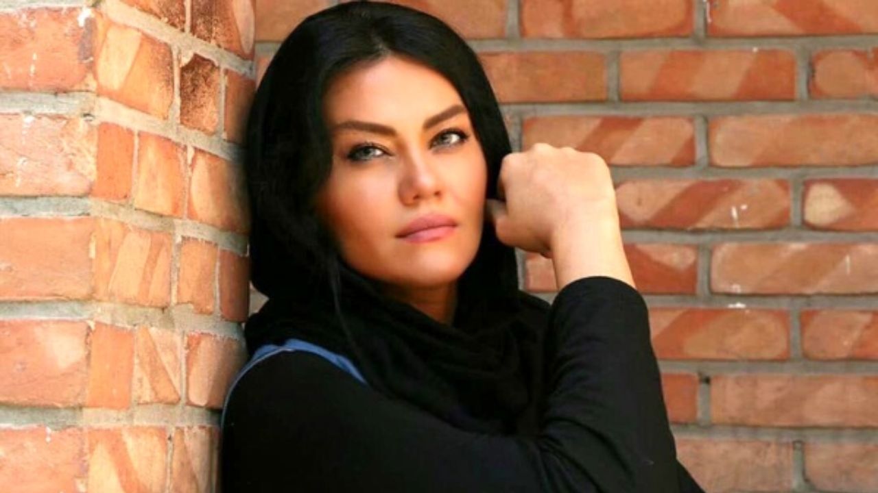آرزو نبوت «گوش‌تان با من است؟» را روی صحنه می‌برد