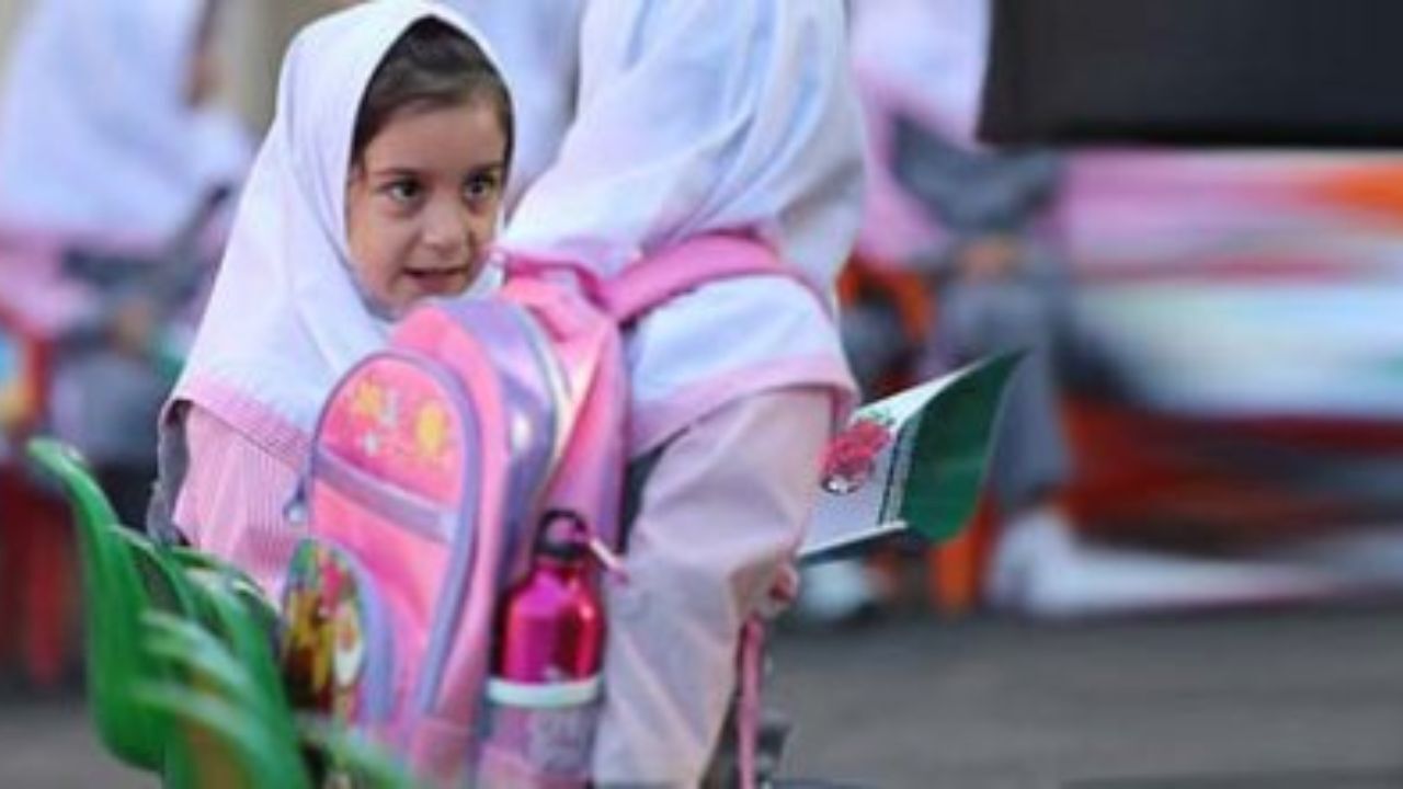 دولتی یا غیرانتفاعی؛ کدام مدرسه بهتری است؟/ افسانه مرادی، روانشناس کودک و نوجوان: دنبال مدرسه‌ای باشید که در آن مهارت‌های اجتماعی را هم به فرزندان‌تان یاد دهند/ کودک‌آزاری‌های اخیر، اهمیت نصب دوربین مدار بسته را افزایش داد/ قانون در مدارس باید با ملایمت ا