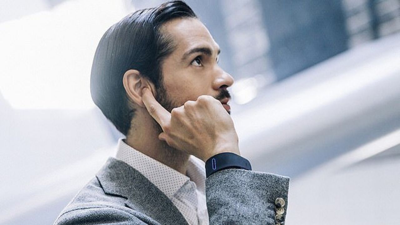 استفاده از انگشت دست به جای گوشی