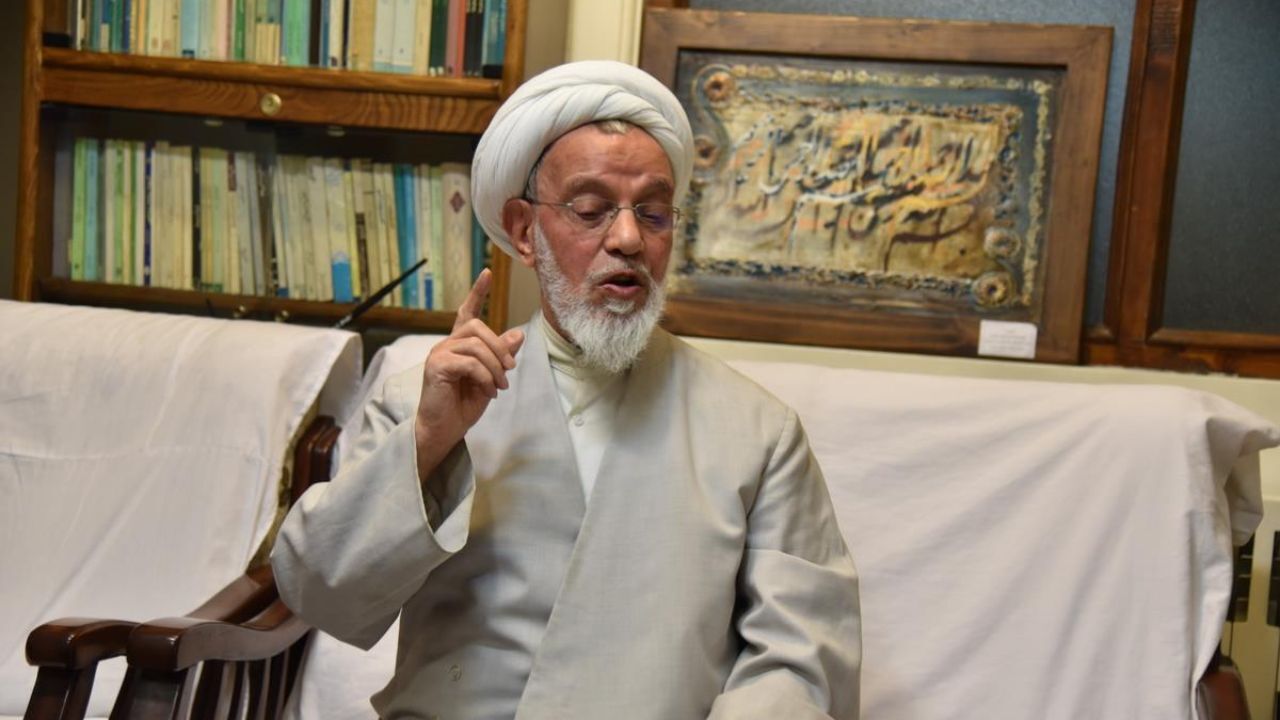 ظریف گناهش این است که خادم است نه خائن