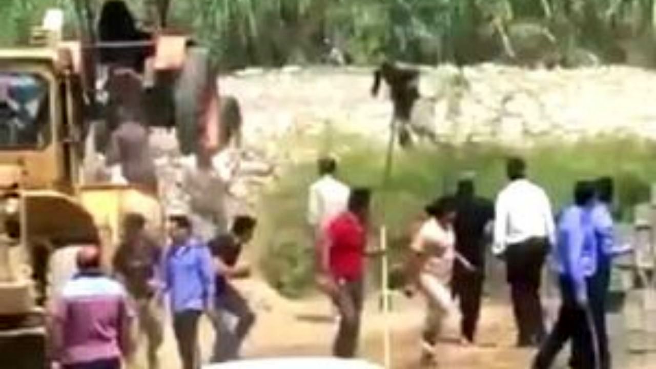 ماجرای درگیری محمودآباد چه بود؟/ بازداشت برخی از کارکنان پایگاه هوایی ارتش/ نیروی هوایی ارتش اطلاعیه داد/ اعزام تیم حقیقت‌یاب استاندار مازندران به محمودآباد/ چه کسی حکم تیراندازی به سمت مردم داده بود؟