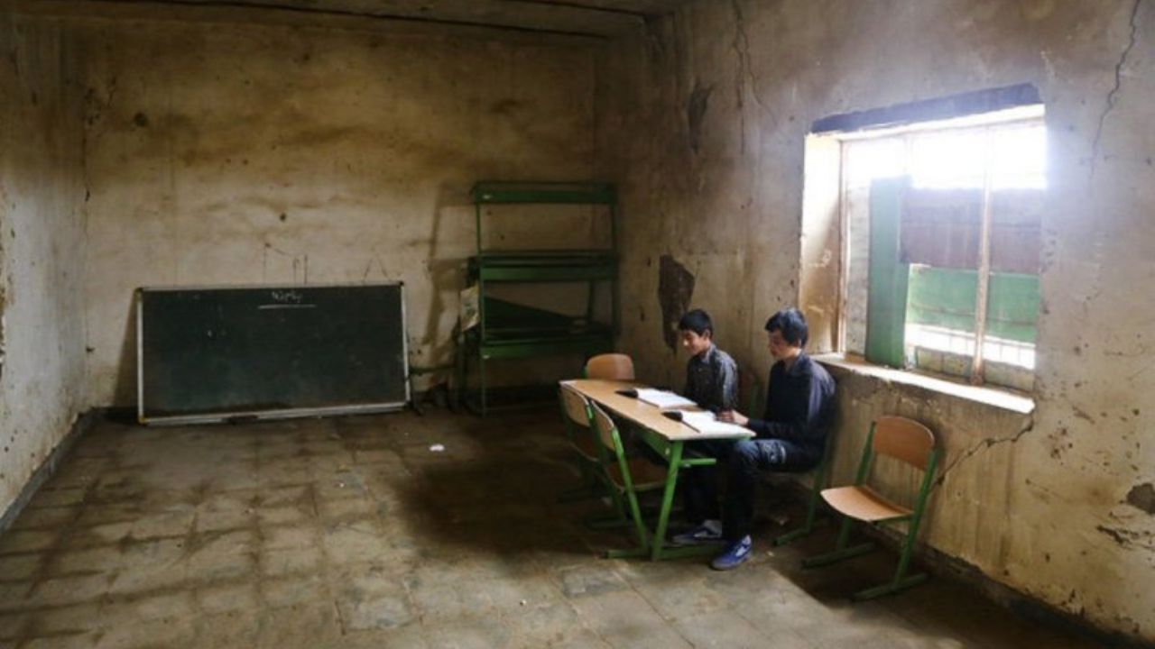 دیوارهای فرسوده سایه‌بان آموزش کشور/ عادل برکم: دولت دخالت چندانی در مدرسه‌سازی ندارد/ سهم کم آموزش از تولید ناخالص ملی/ نبود امکانات در مدارس باعث می‌شود دانش‌آموزان و معلمان تمایلی به مدرسه رفتن نشان ندهند
