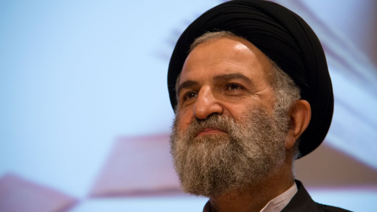 متاسفانه فضای مجازی در جامعه تاثیرگذار است/ ورود روحانیت به فضای مجازی لازم است