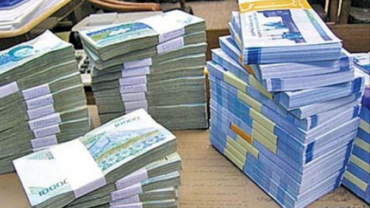 بدهی دولت به بانک‌ها بیشتر شده است/ حجم بدهی ارزی بانک مرکزی کاهش یافت/ بی‌پولی دولت سرمایه‌های مردم را سرگردان کرد