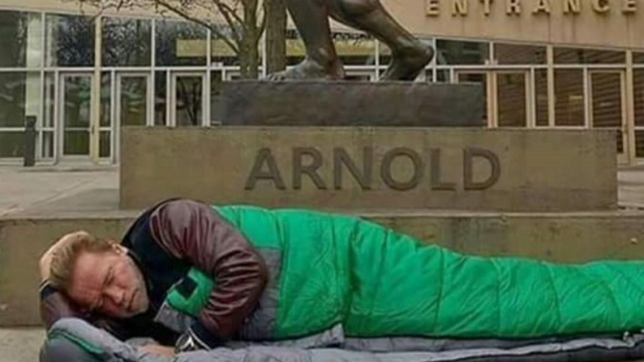 آرنولد شوارتزنگر در خیابان کنار مجسمه خود خوابید
