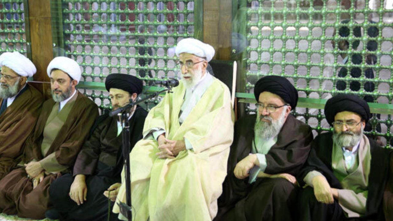 علما و خبرگان باید در صف اول دفاع از ولایت باشند