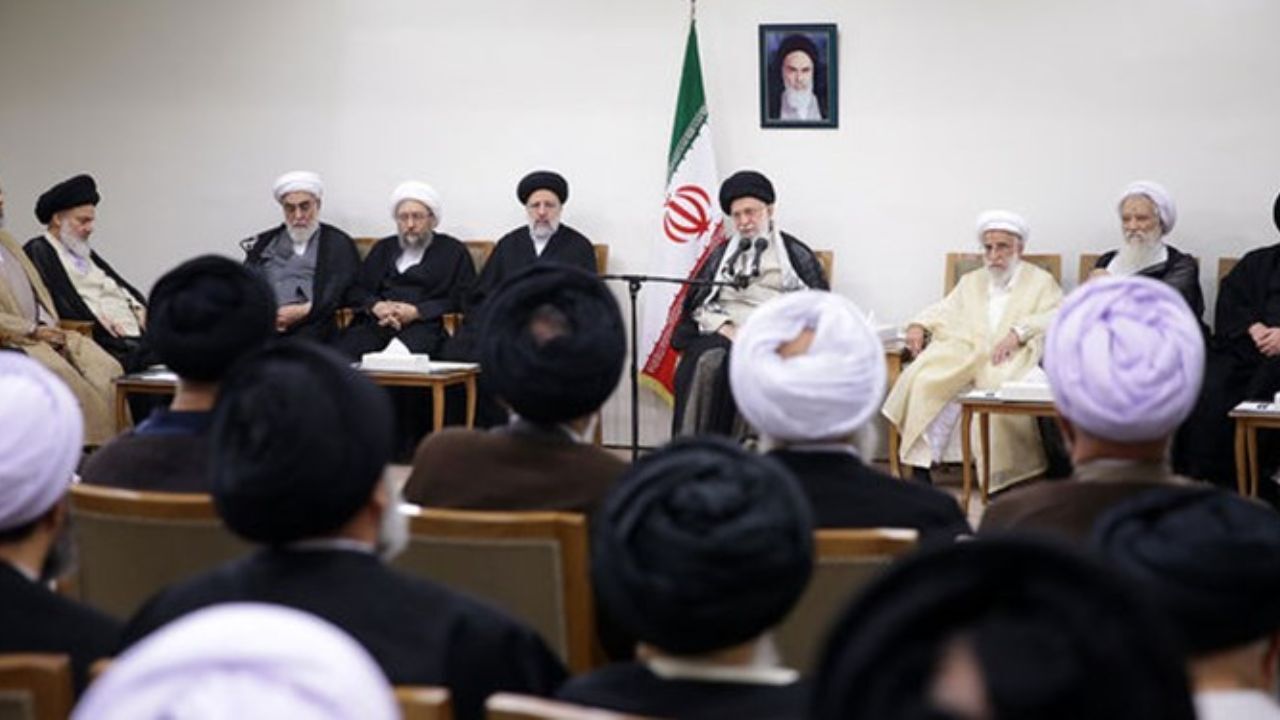 اروپا به تحریم‌های آمریکا پایبند ماند؛ باید از آنها قطع امید کرد/ برخی بزرگان گاهی به‌دلیل برخی مشکلات کشور دستپاچه می‌شوند/ برخی امور نیازمند ایستادگی طولانی مدت است، بنابراین نباید از گستردگی جبهه دشمنان و قلدری‌ها ترسید/ حرف‌های اروپایی‌ها پوچ است