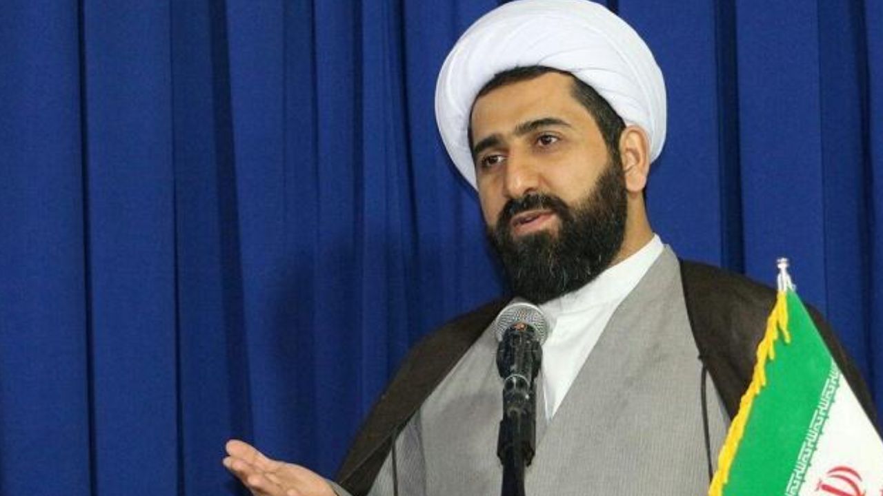 چرا نباید با خواننده‌های آمریکایی آشنا باشم؟/ امام‌جمعه به گفته رهبر انقلاب فرمانده قرارگاه فرهنگی است/ طرح چنین سوال‌هایی در عصر اطلاعات و تکنولوژی عجیب است/ عده‌ای که سه خواننده آمریکایی را نمی‌شناختند، بروند مطالعه کنند و بشناسند/ اگر با الگوی جوان امر