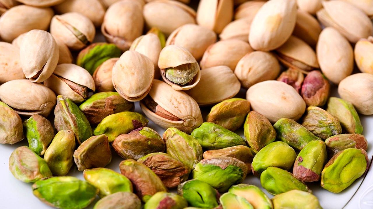 عرضه پسته در بورس کالا به نفع کشاورزان و صادرکننده‌ها و حتی تجار است.