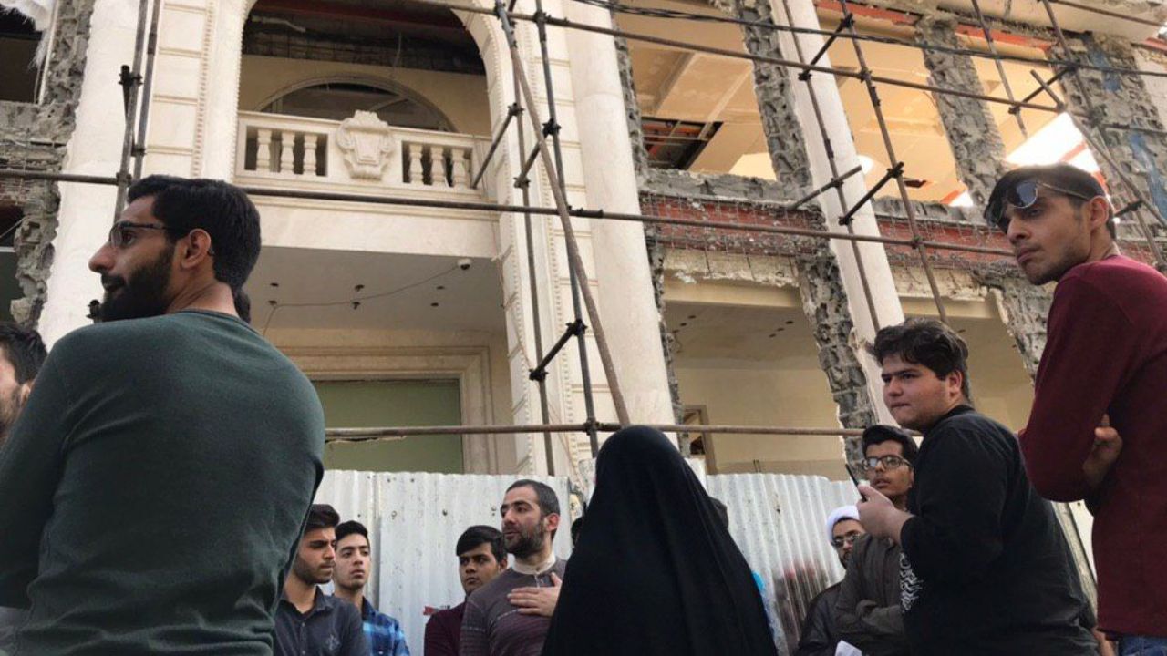 جمعی از دانشجویان از روند تخریب ویلای دختر وزیر سابق بازدید کردند