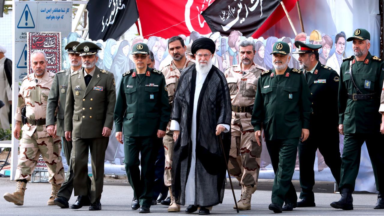 هر کس با ستمگر مخالفت نکند، خداوند او را به سرنوشت همان ستمگر دچار می‌کند/ جوانان بدانند که فکر و ذهن آنها اولین آماج دشمن است/ با تمسک به سیدالشهداء(ع) در مقابل آمریکا کوتاه نمی‌آییم/ سپاه در داخل و خارج از کشور دارای عزت است/ ابزار نظامی پیشرفته و به‌رو