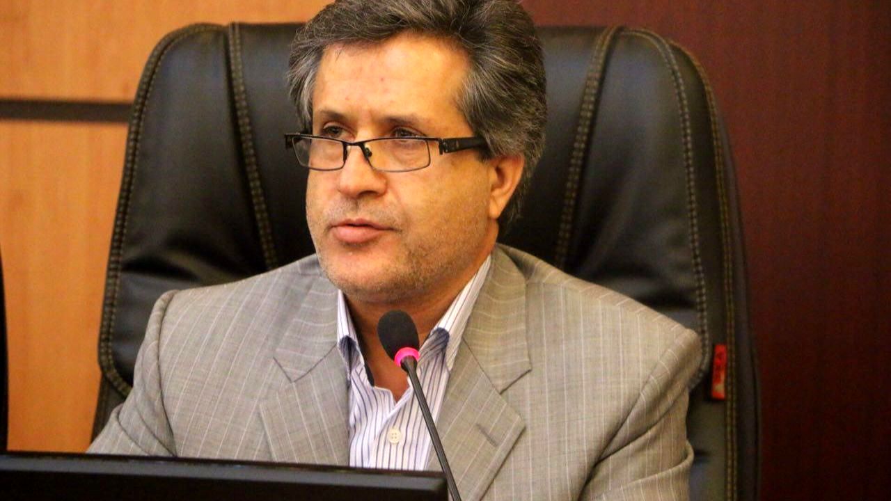 کسی به فکر کشاورزان و باغداران نیست/ سیب باغداران روی دست‌شان مانده است/ دولت در خرید تضمینی محصولات کشاورزی کوتاهی کرده است/ سال آینده کشاورزان مشکل تهیه کود شیمیایی دارند/ دولت گندم را تضمینی نخرد، کشاورزان آن را به خارج می‌فروشند/ خروج گندم از کشور یعن