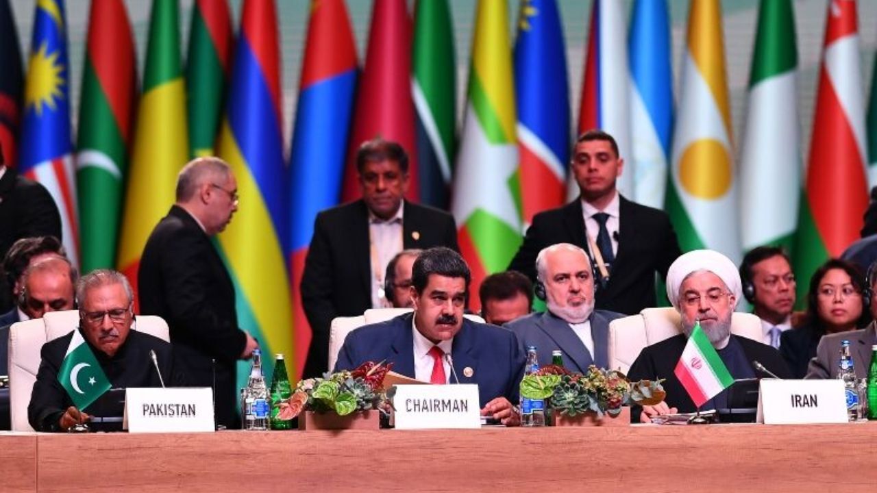 اهداف جنبش عدم تعهد با تکثرگرایی و تنوع‌گرایی عملی می‌شود
