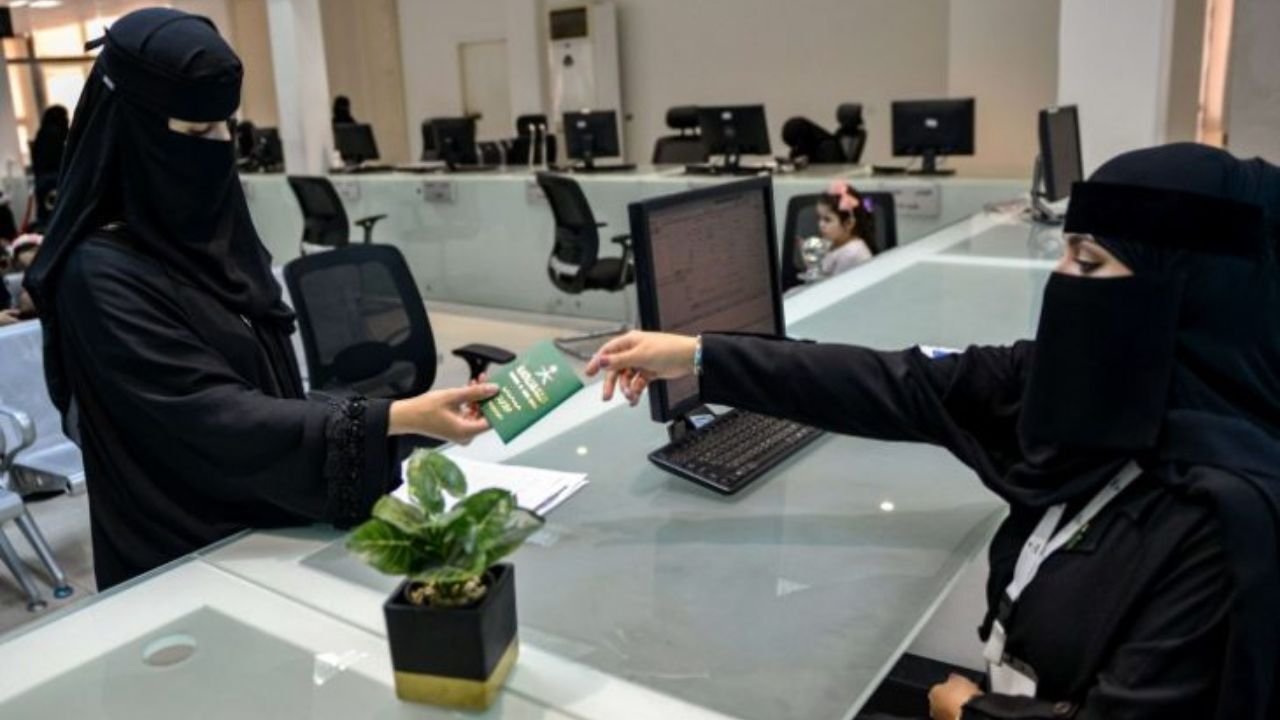 زنان عربستان حق مسافرت دارند، حق خروج از خانه نه!