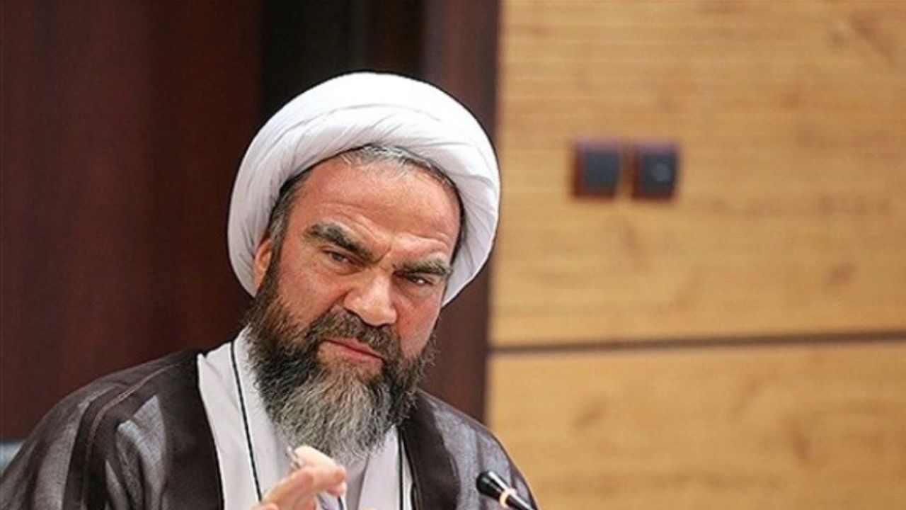 ظاهر و باطن قم یکی نیست/ عده‌ای به خاطر اهداف سیاسی مرجعیت را نادیده می‌گیرند/ حرف‌ تندروها در میان مردم قم خریداری ندارد/ آیت‌الله مکارم شیرازی تشر زدند و گفتند هیچ کسی حق ندارد خارج از حوزه، کارهایی را درون حوزه و فیضیه انجام بدهد/ لاریجانی اعتدال‌گرا و