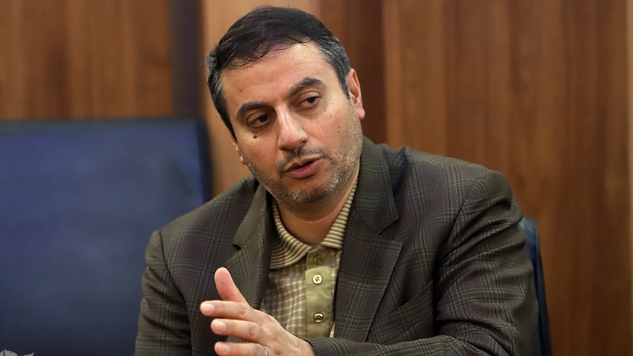 جلیلی و قالیباف با هم تقسیم‌ کار خواهند کرد/ جلیلی و قالیباف رقابت نمی‌کنند/ هیچ بخشی از تخلفات معاون قالیباف، به قالیباف ارتباط ندارد/ ممکن است اصولگرایان روی قالیباف به عنوان سرلیست سرمایه‌گذاری کنند/ نمی‌توان پیش‌بینی کرد که بار دیگر قالیباف برای جریان