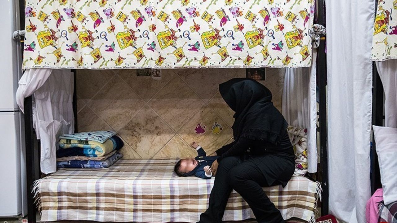 دستبند الکترونیک، راهی برای کمک به مادران زندانی/ دادگاه‌های درمان‌مدار در کشور باید تشکیل شود